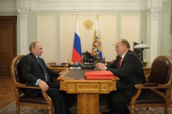 Путин подарил Зюганову Чапаева Путин подарил Зюганову Чапаева